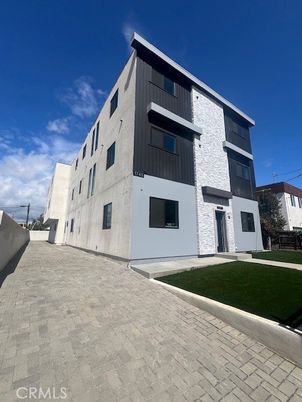Exterior, Facade, Modern