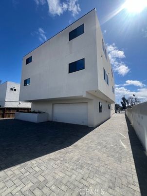 Attached, Exterior, Facade, Modern
