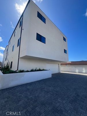 Attached, Exterior, Facade, Modern
