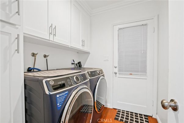 Interior, Washer, Wood Texture Flooring
