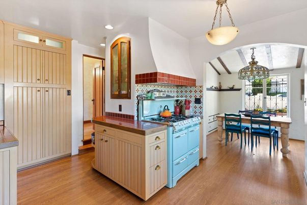 Dining room, Interior, Kitchen, Pendant Lights, Recessed Lighting, Wood Texture Flooring