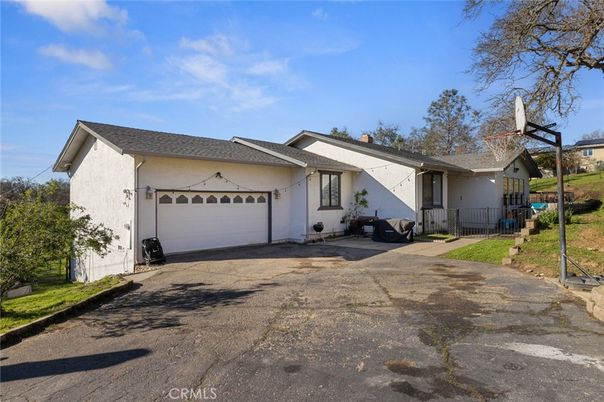 Attached, Exterior, Facade, Ranch