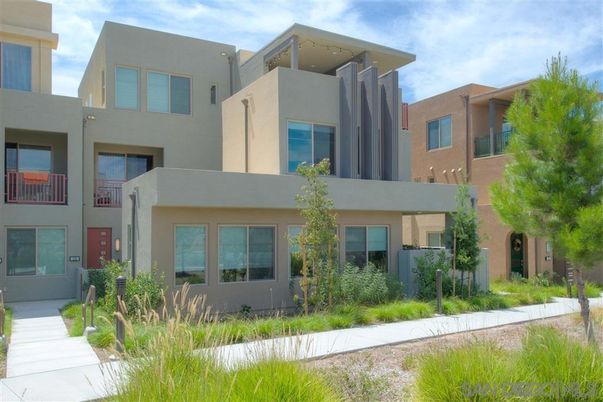 Exterior, Facade, Modern