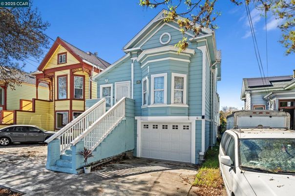 Attached, Exterior, Facade, Queen Anne Victorian