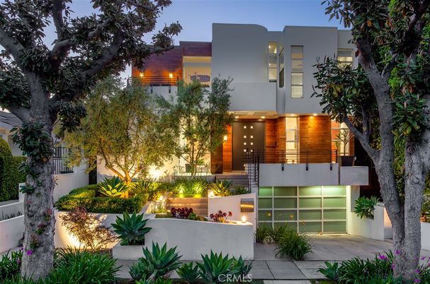 Attached, Exterior, Facade, Modern