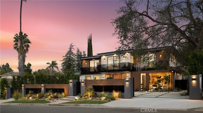 Exterior, Facade, Modern