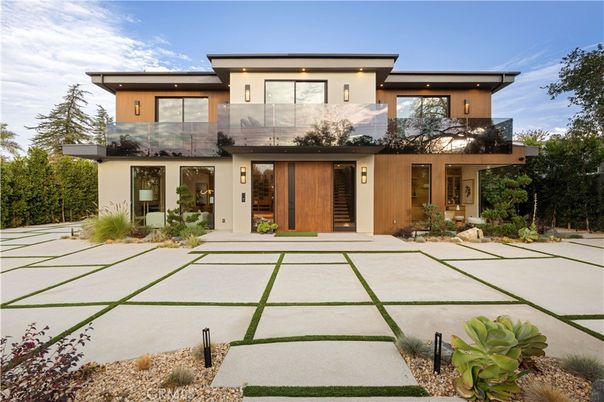 Exterior, Facade, Modern