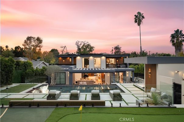Exterior, Facade, Pool, Modern