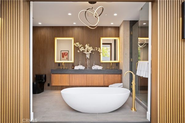 Bathroom, Free Standing Baths, Interior, Pendant Lights, Recessed Lighting