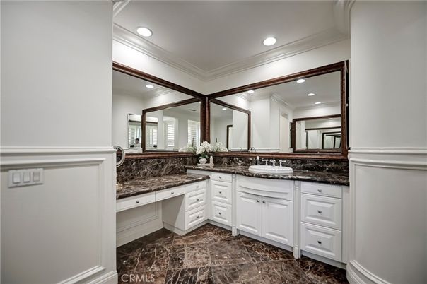 Bathroom, Dual Sink Vanities, Interior, Recessed Lighting
