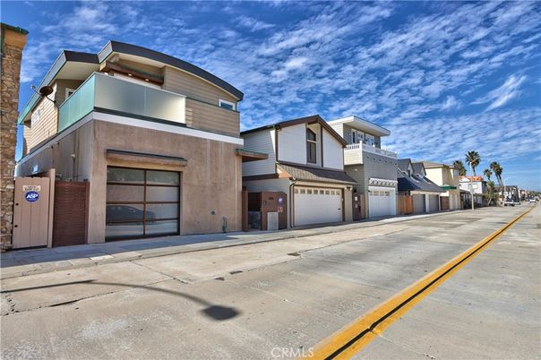 Attached, Exterior, Facade, Modern