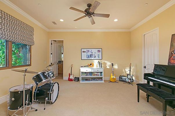 Fitness Equipment, Interior, Piano, Recessed Lighting