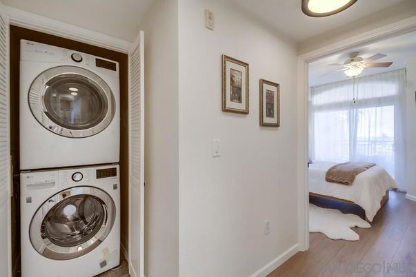 Bedroom, Interior, Utility Closets, Washer, Wood Texture Flooring