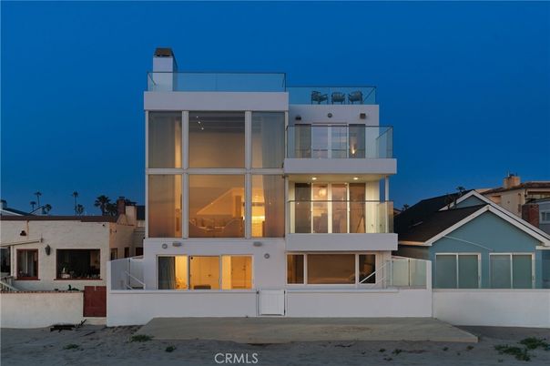 Exterior, Facade, Modern