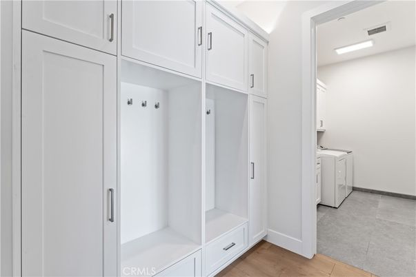 Interior, Recessed Lighting, Washer, Wood Texture Flooring