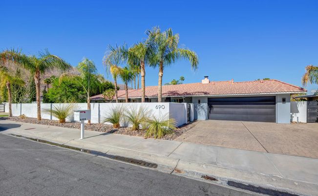 Attached, Exterior, Facade, Ranch