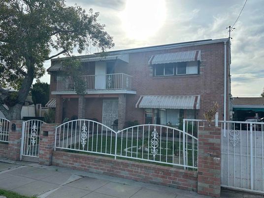 Exterior, Facade, Brick Facade, Rowhouse
