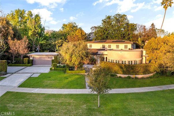 Attached, Backyard, Exterior, Facade, Modern