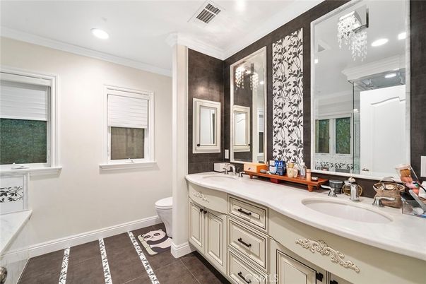 Bathroom, Dual Sink Vanities, Interior, Recessed Lighting