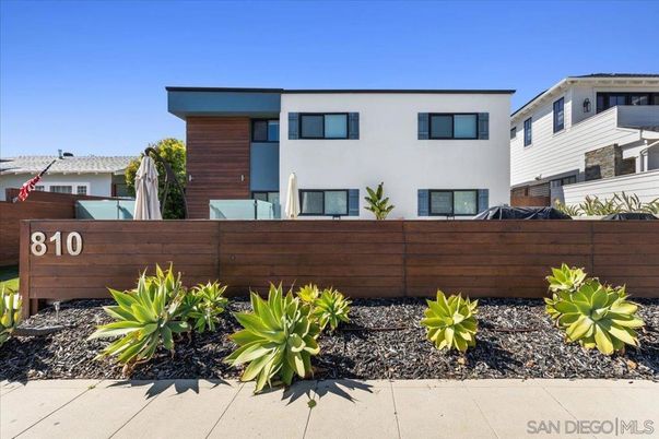 Exterior, Facade, Modern