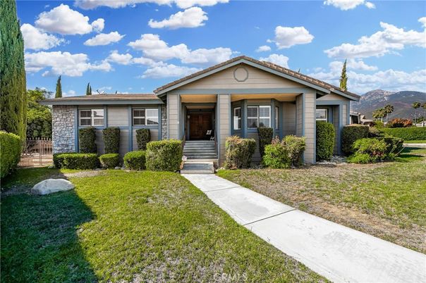 Exterior, Facade, Ranch
