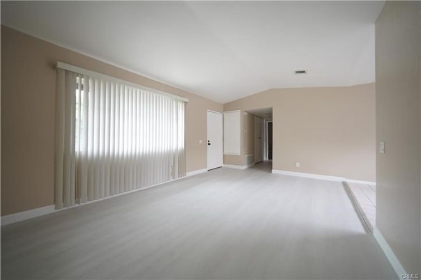 Empty room, Interior