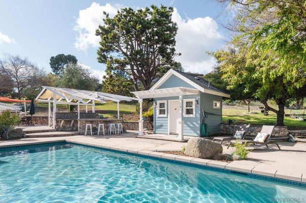 Exterior, Pool