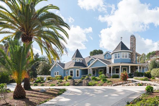 Exterior, Facade, Queen Anne Victorian