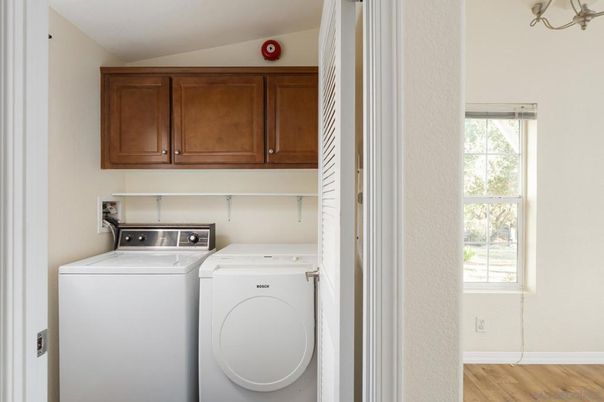 Interior, Utility Closets, Washer, Wood Texture Flooring