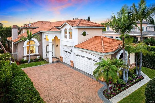 Attached, Exterior, Facade, Mediterranean