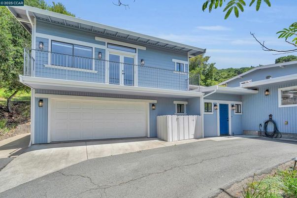 Attached, Exterior, Facade, Modern