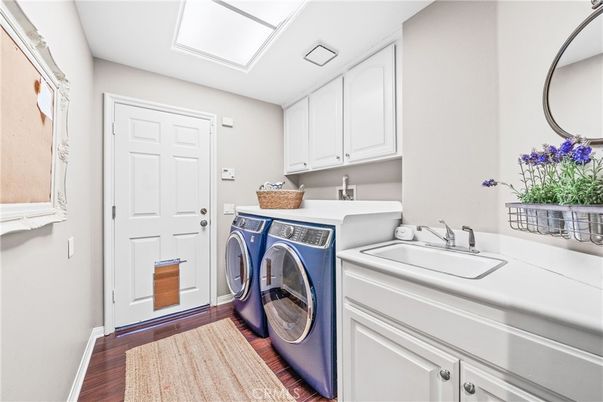 Interior, Washer, Wood Texture Flooring
