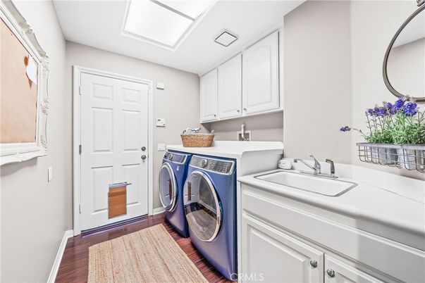 Interior, Washer, Wood Texture Flooring