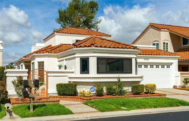 Attached, Exterior, Facade, Mediterranean