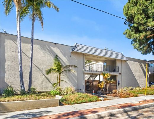 Exterior, Facade, Modern