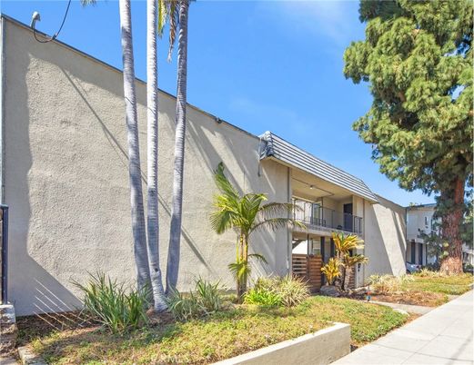 Exterior, Facade, Modern