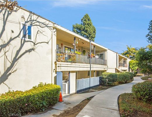 Exterior, Facade, Modern