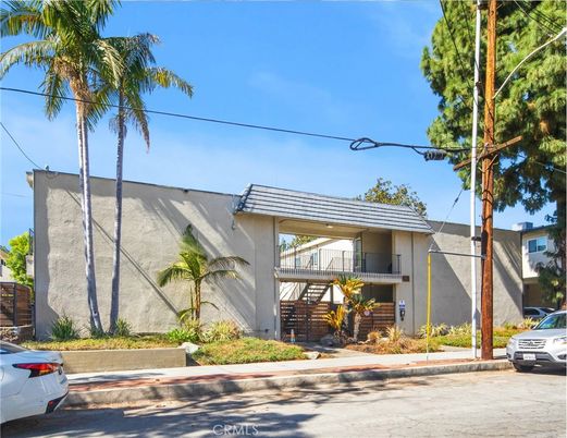 Exterior, Facade, Modern