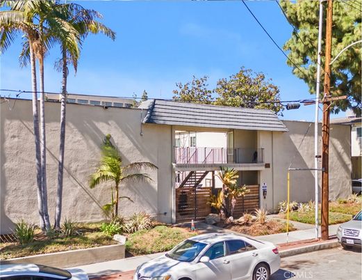 Exterior, Facade, Modern