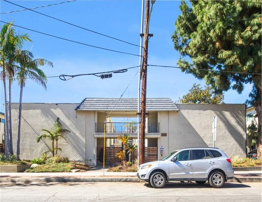 Exterior, Facade, Modern