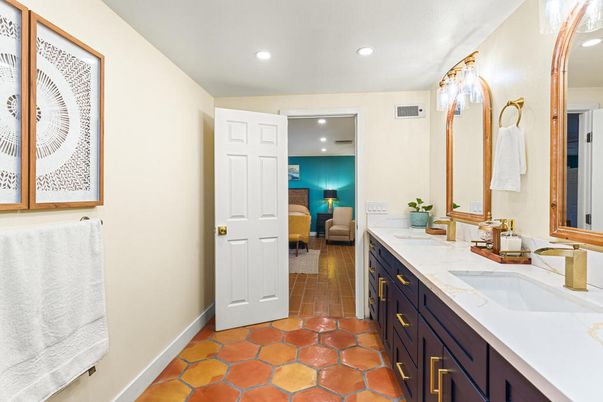 Bathroom, Dual Sink Vanities, Interior, Recessed Lighting