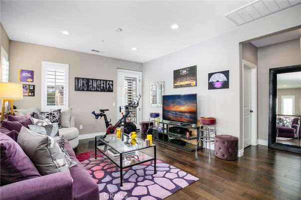 Fitness Equipment, Interior, Living room, Recessed Lighting, Wood Texture Flooring