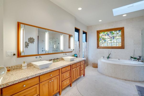 Bathroom, Dual Sink Vanities, Interior, Recessed Lighting