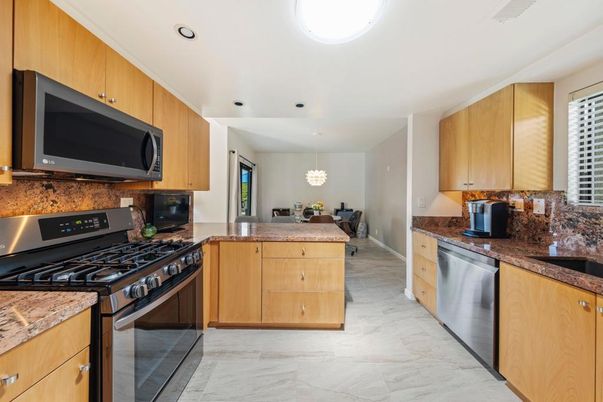 Chandelier, Dining room, Interior, Kitchen, Marble, Pendant Lights, Recessed Lighting, Stainless Steel Appliances