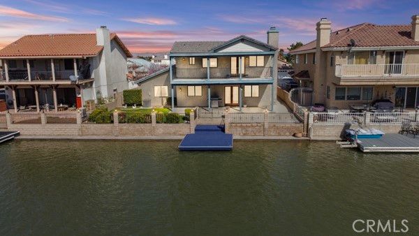 Exterior, Lake
