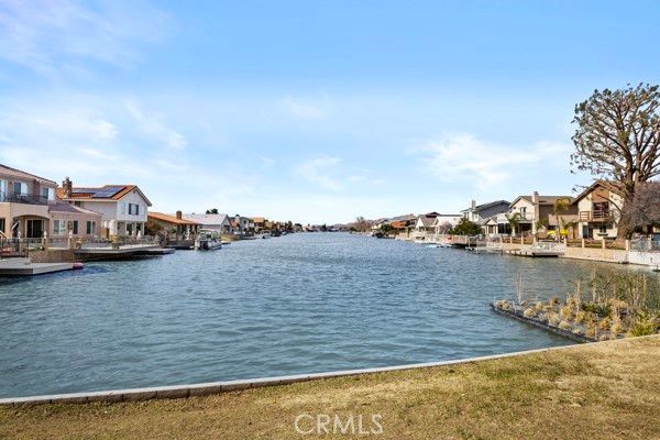 Exterior, Lake