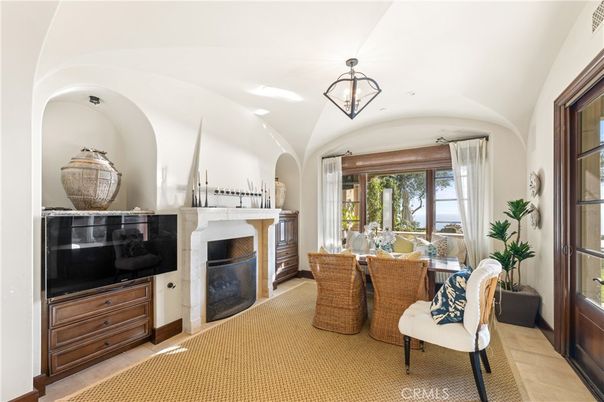 Dining room, Fireplace, Interior, Pendant Lights, Recessed Lighting