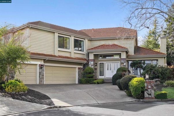 Attached, Exterior, Facade, Mediterranean