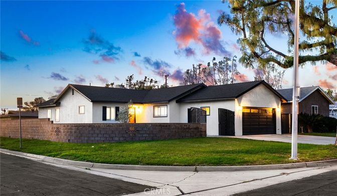 Attached, Exterior, Facade, Ranch