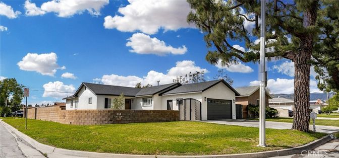Attached, Exterior, Facade, Ranch
